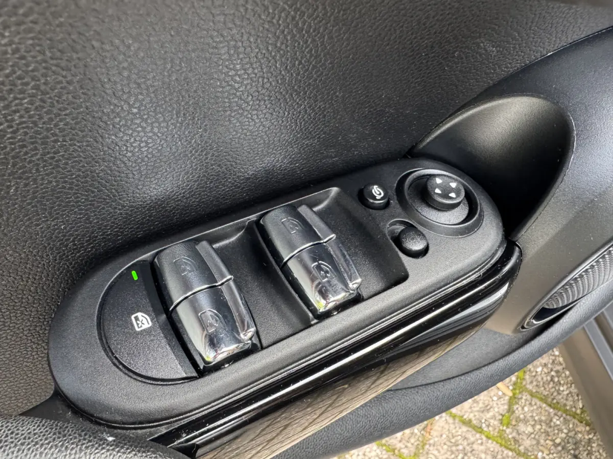 1.5 One Climate Control Led Navi Carplay