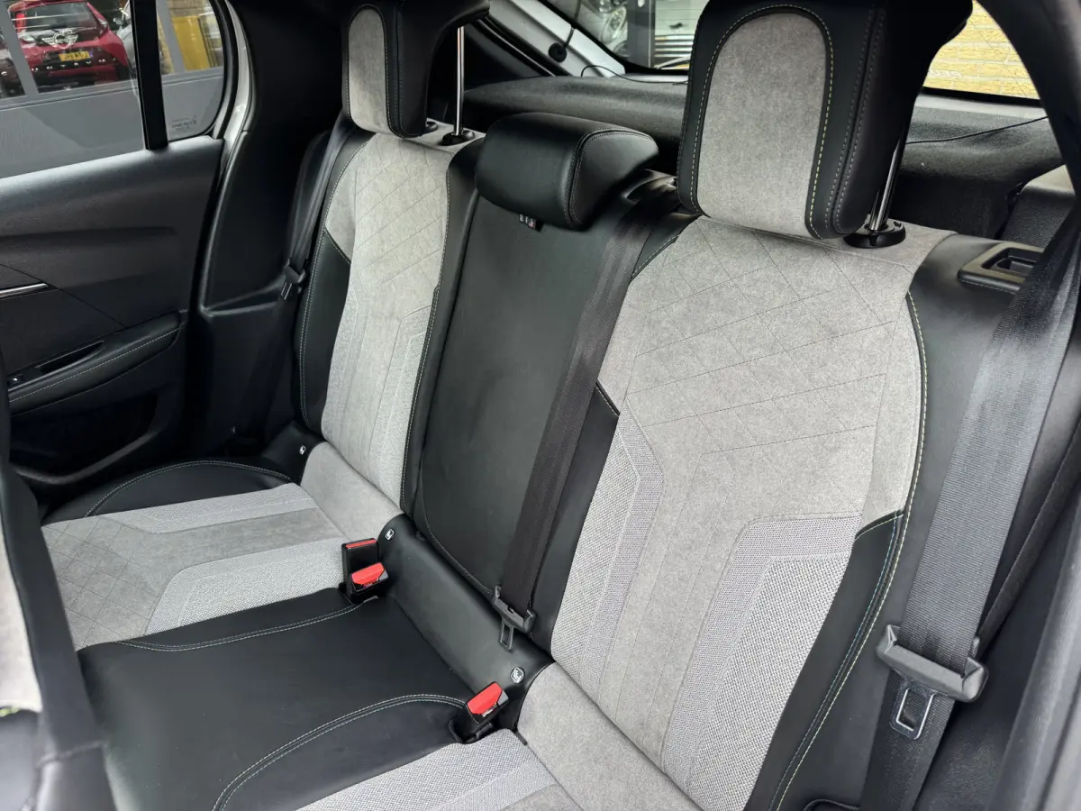 1.2 PureTech GT Pack Climate Control 3D Cockpit Pano Carplay