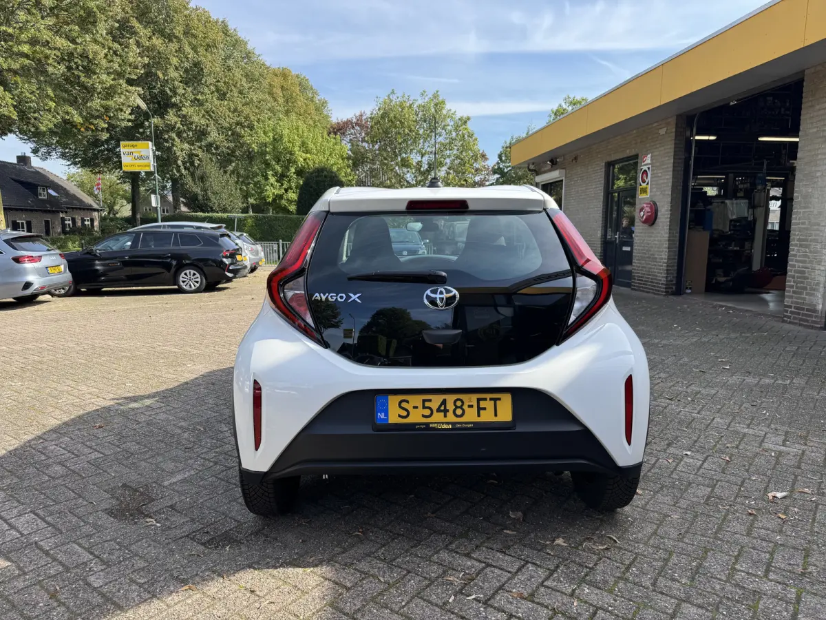 1.0 VVT-i MT Play Airco Camera Carplay