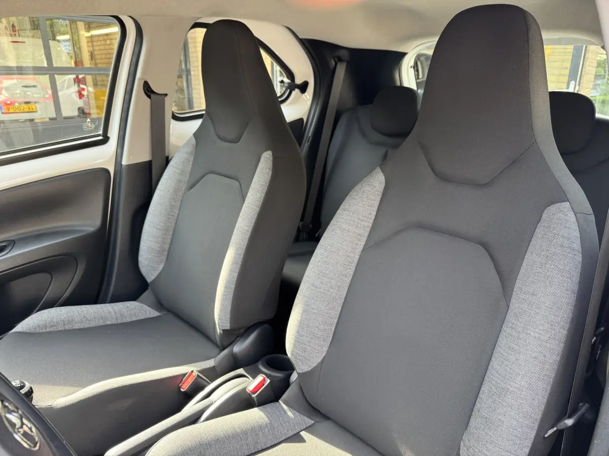 1.0 VVT-i MT Play Airco Camera Carplay