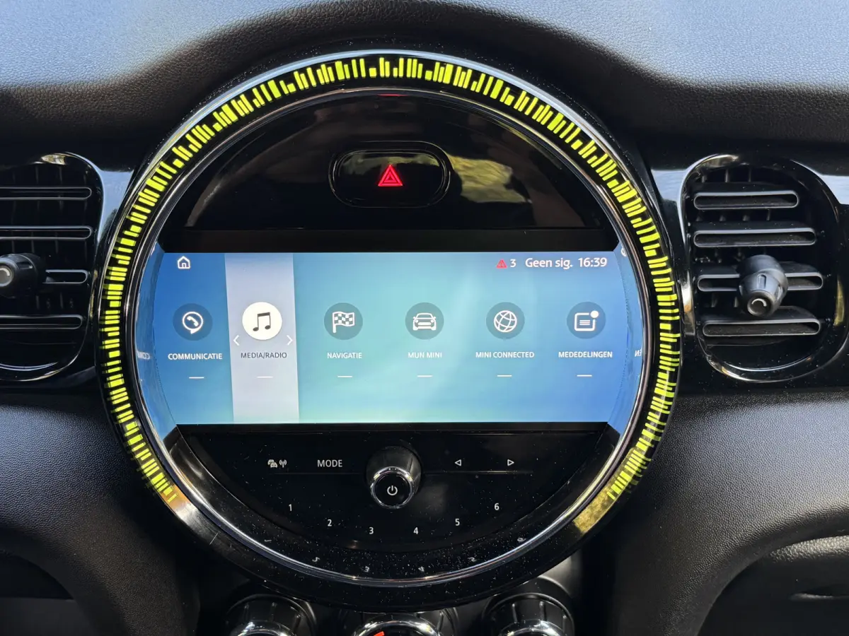 1.5 One Climate Control Led Navi Carplay
