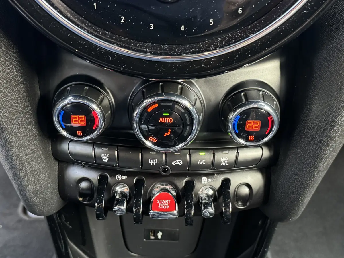 1.5 One Climate Control Led Navi Carplay