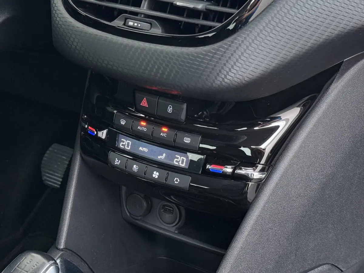 Allure 82pk | Navigatie | Automatische airco | Parkeersensoren achter | Cruise control | Lichtmetalen velgen | Apple Carplay en Android auto