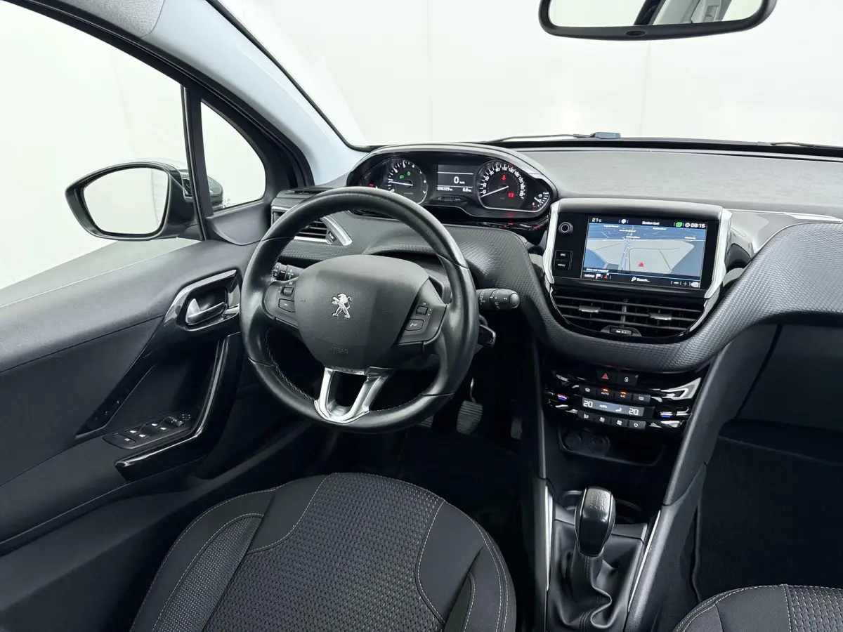 Allure 82pk | Navigatie | Automatische airco | Parkeersensoren achter | Cruise control | Lichtmetalen velgen | Apple Carplay en Android auto