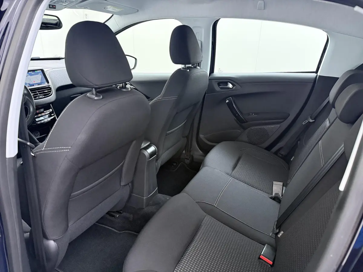 Allure 82pk | Navigatie | Automatische airco | Parkeersensoren achter | Cruise control | Lichtmetalen velgen | Apple Carplay en Android auto