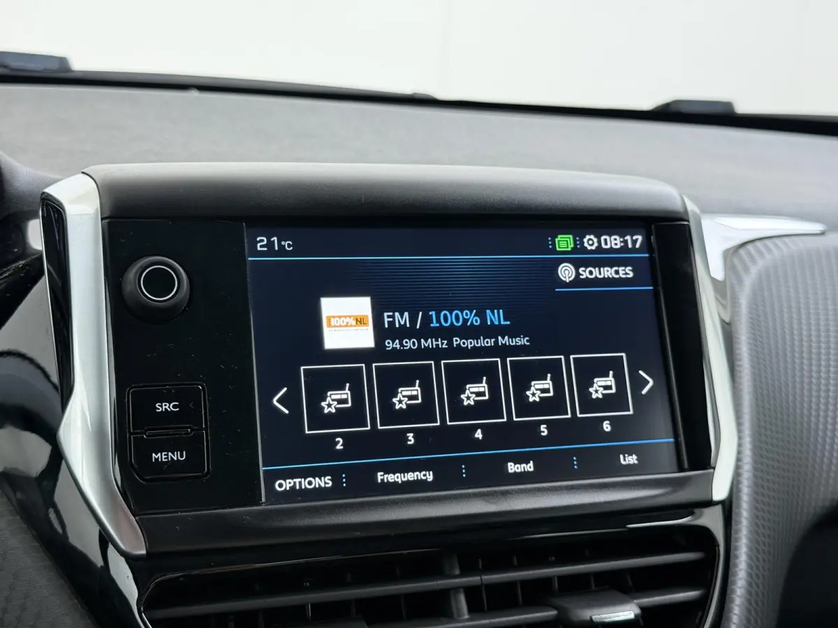 Allure 82pk | Navigatie | Automatische airco | Parkeersensoren achter | Cruise control | Lichtmetalen velgen | Apple Carplay en Android auto
