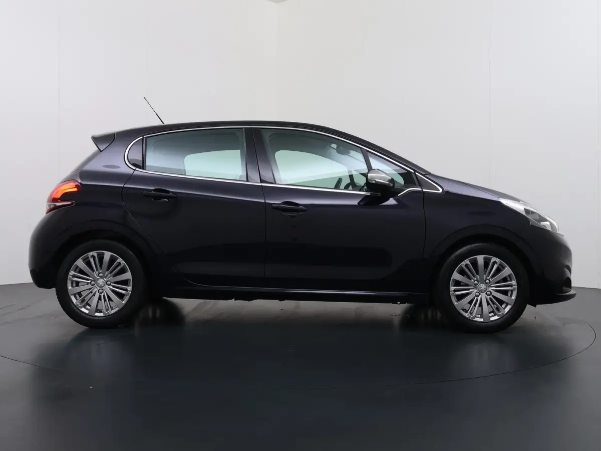 Allure 82pk | Navigatie | Automatische airco | Parkeersensoren achter | Cruise control | Lichtmetalen velgen | Apple Carplay en Android auto