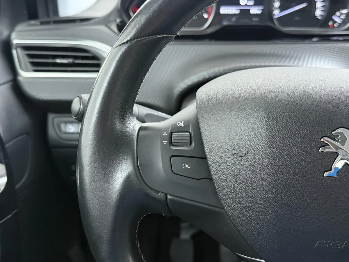 Allure 82pk | Navigatie | Automatische airco | Parkeersensoren achter | Cruise control | Lichtmetalen velgen | Apple Carplay en Android auto