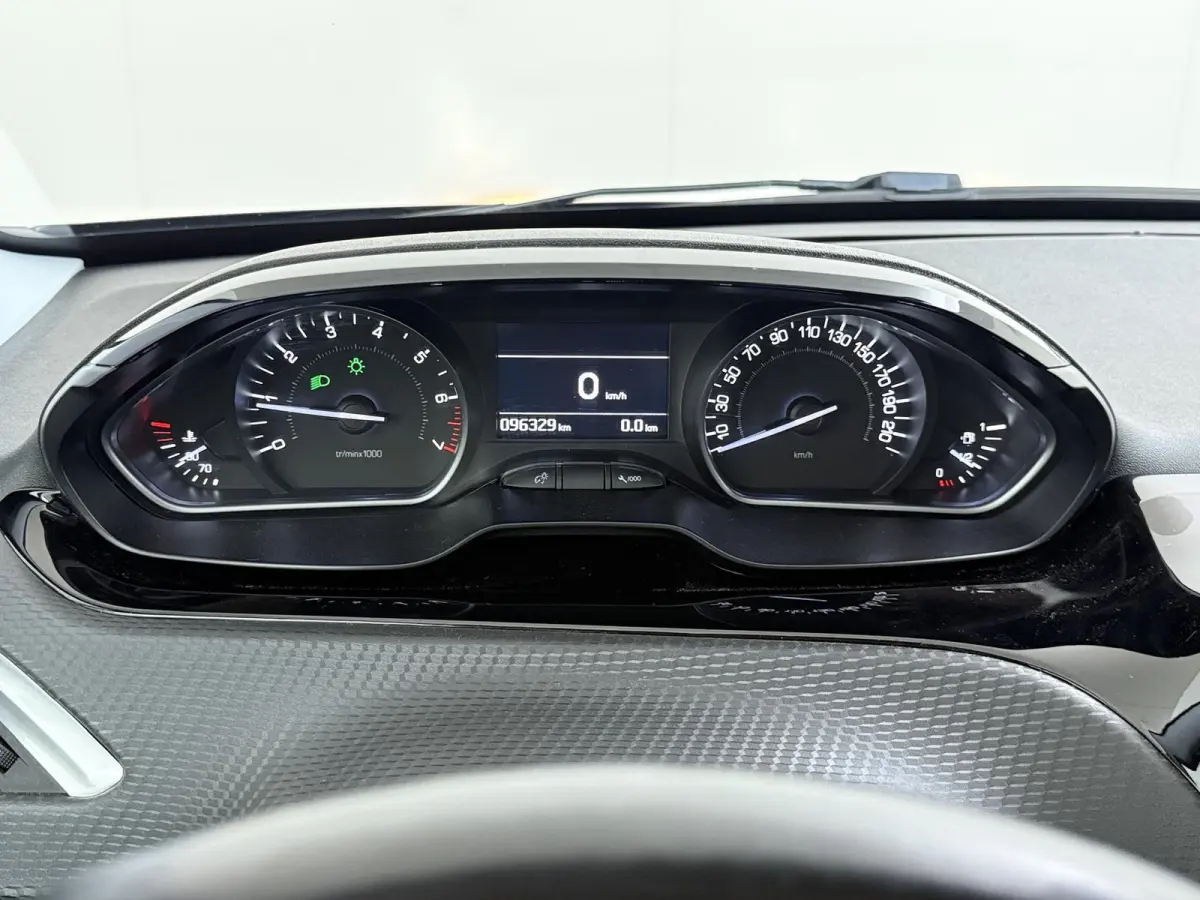 Allure 82pk | Navigatie | Automatische airco | Parkeersensoren achter | Cruise control | Lichtmetalen velgen | Apple Carplay en Android auto