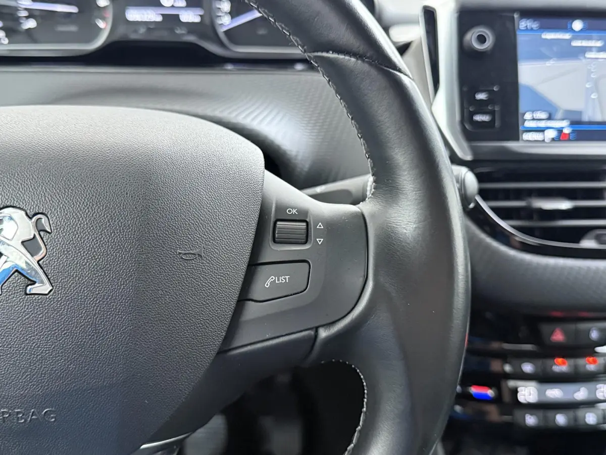 Allure 82pk | Navigatie | Automatische airco | Parkeersensoren achter | Cruise control | Lichtmetalen velgen | Apple Carplay en Android auto