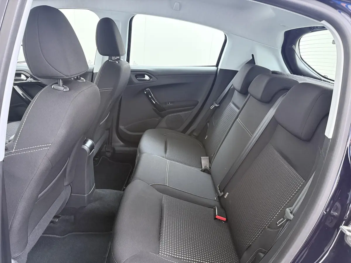 Allure 82pk | Navigatie | Automatische airco | Parkeersensoren achter | Cruise control | Lichtmetalen velgen | Apple Carplay en Android auto