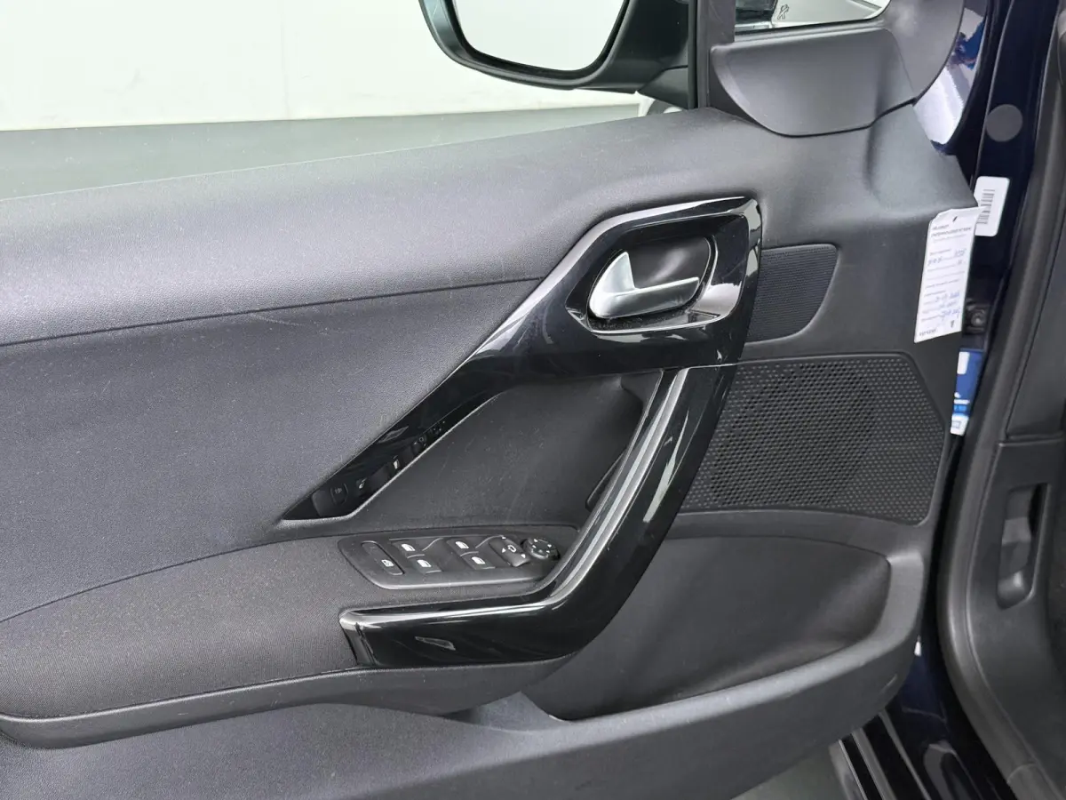 Allure 82pk | Navigatie | Automatische airco | Parkeersensoren achter | Cruise control | Lichtmetalen velgen | Apple Carplay en Android auto