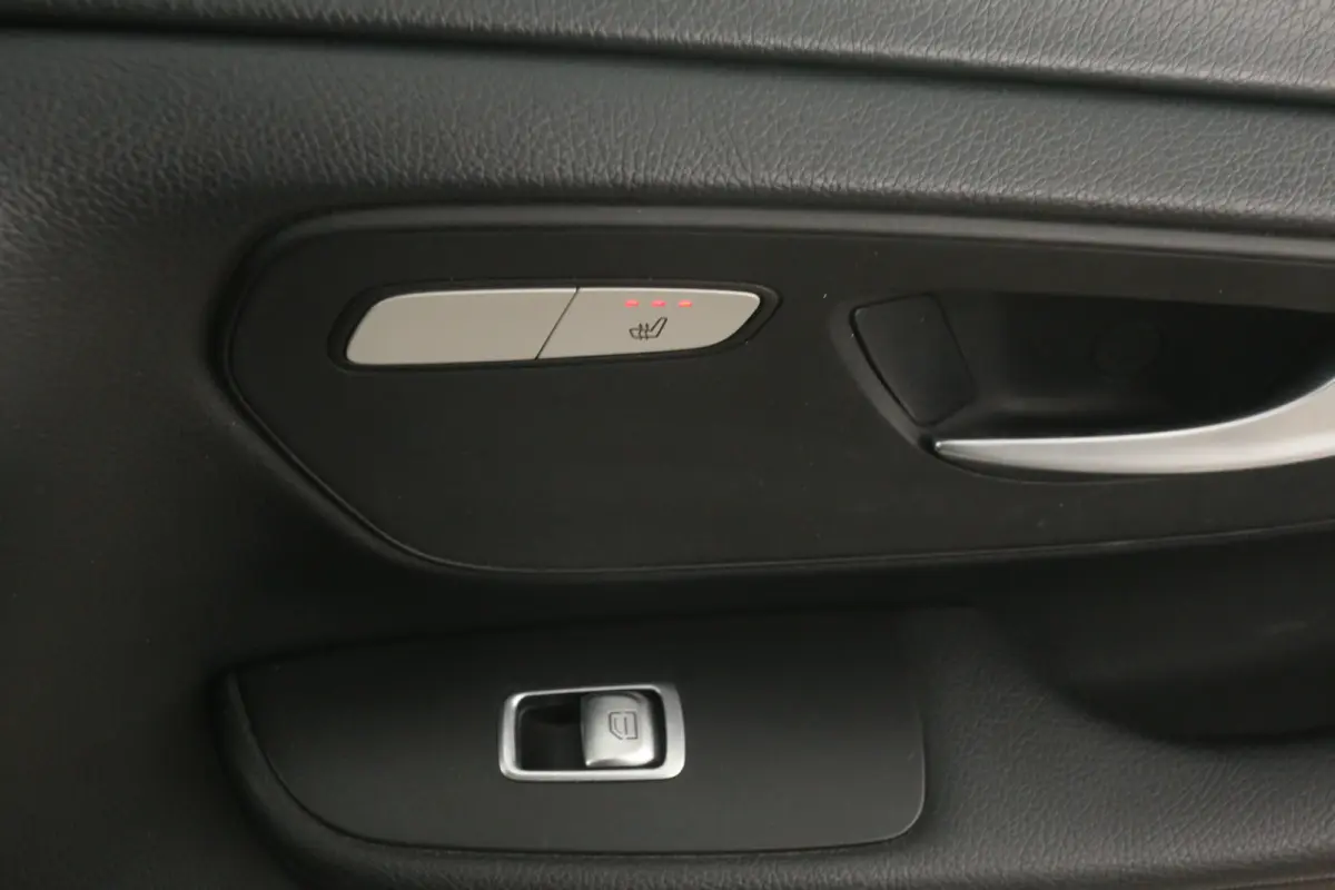 220d 4-MATIC Lang 164PK | Automaat | Dubbele Cabine | Clima | Cruise | Camera | Navi | Trekhaak | 2xSchuifdeur