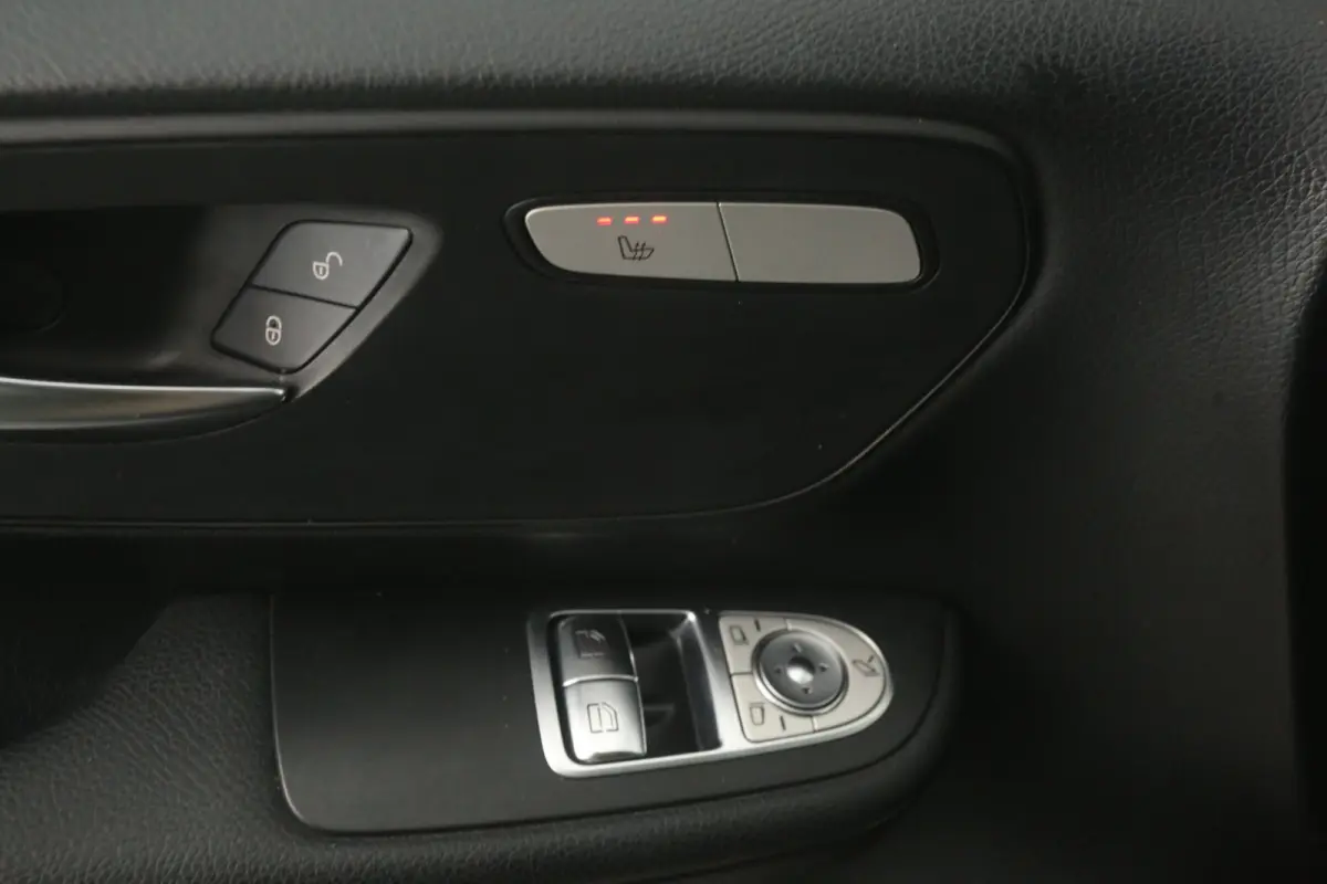 220d 4-MATIC Lang 164PK | Automaat | Dubbele Cabine | Clima | Cruise | Camera | Navi | Trekhaak | 2xSchuifdeur