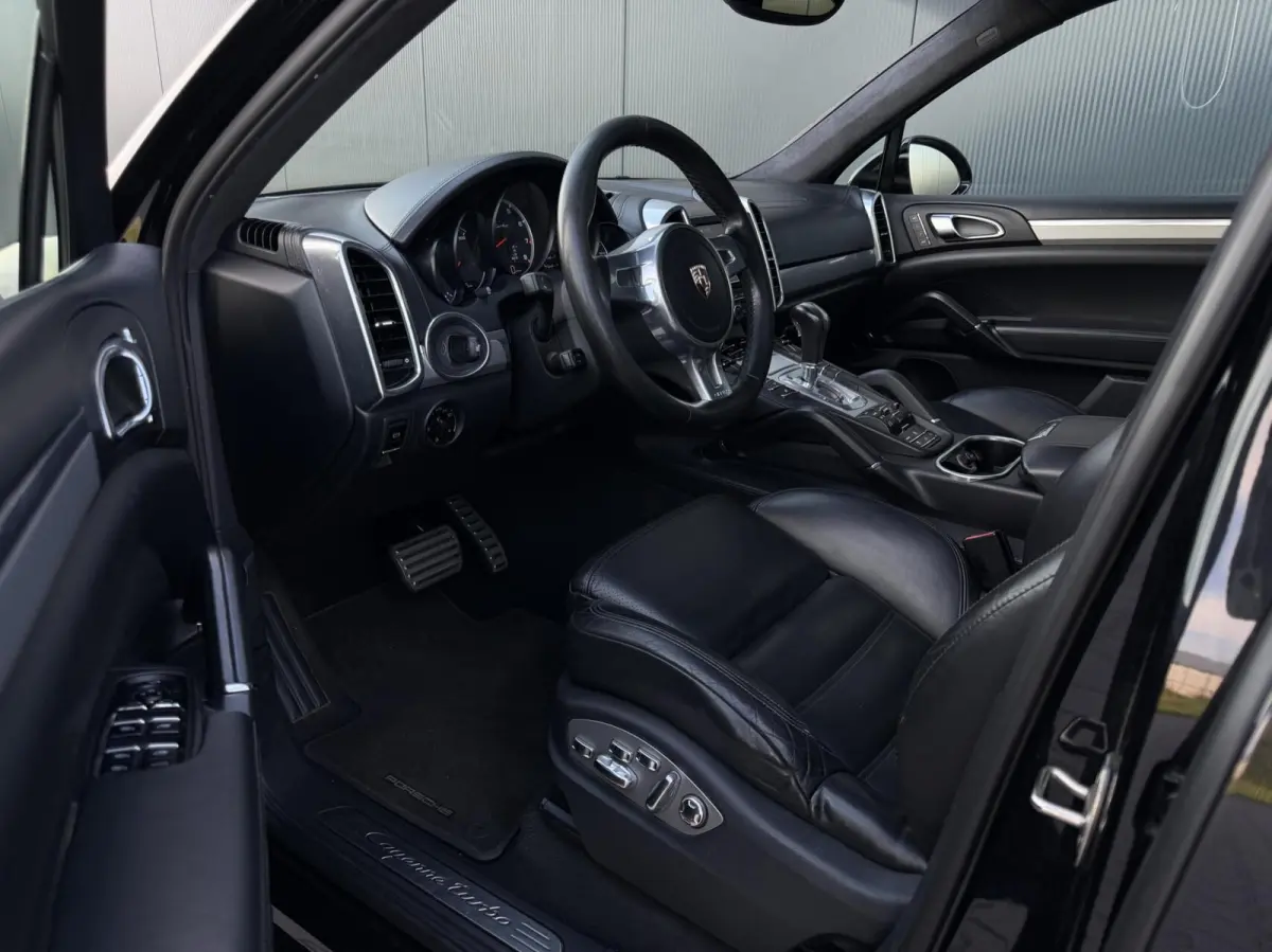 4.8 Turbo Pano - GTS Stoelen - Alcantara Hemel - Leder Dashboard