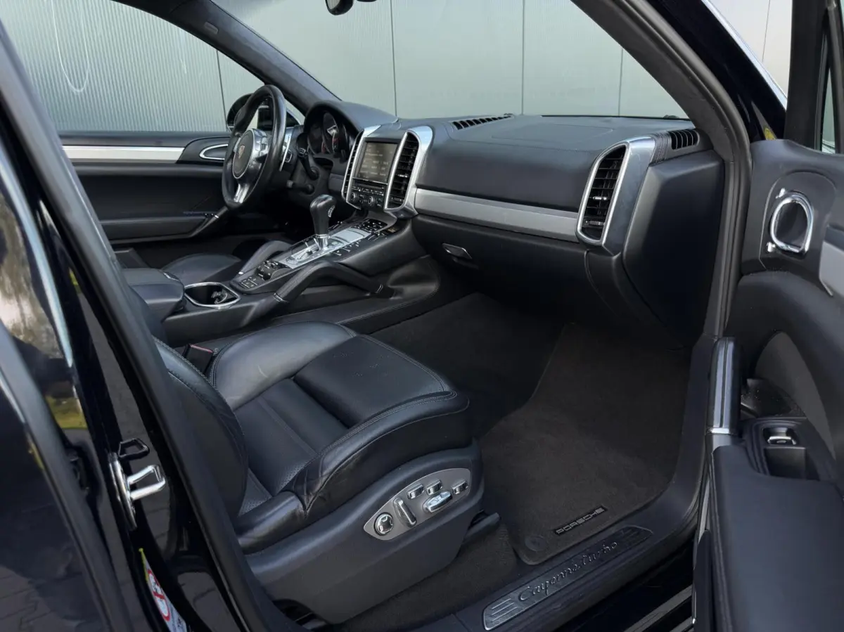 4.8 Turbo Pano - GTS Stoelen - Alcantara Hemel - Leder Dashboard