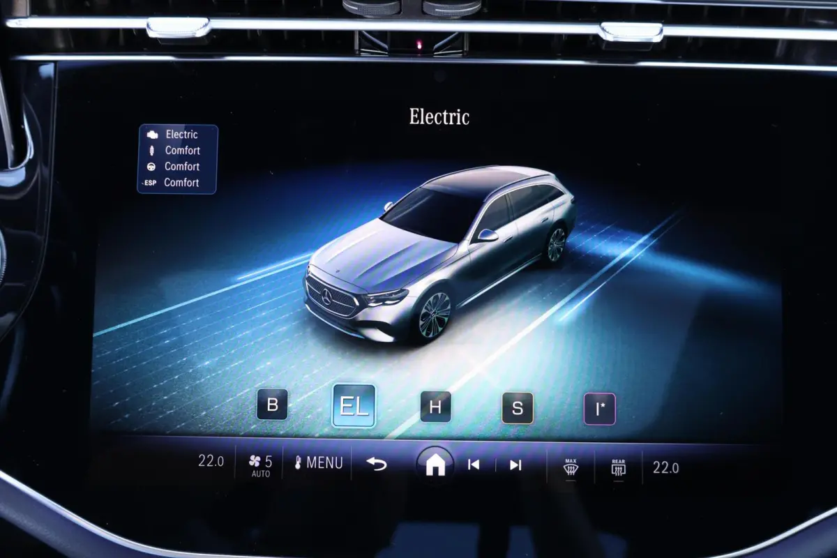 300 de 4MATIC AMG Line / Panoramadak / Memory Stoelen / Hyperscreen / Keyless-Go / Luchtvering / Nappa Leder