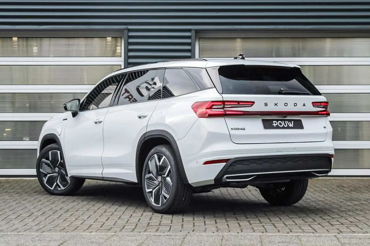 1.5 TSI 204pk PHEV Sportline Business | Trekhaak | Adaptief Onderstel | Head-up | Achterbank Verwarmd