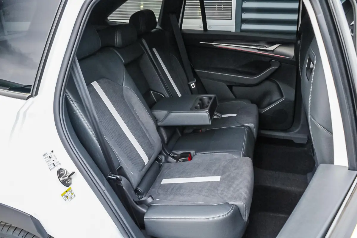 1.5 TSI 204pk PHEV Sportline Business | Trekhaak | Adaptief Onderstel | Head-up | Achterbank Verwarmd