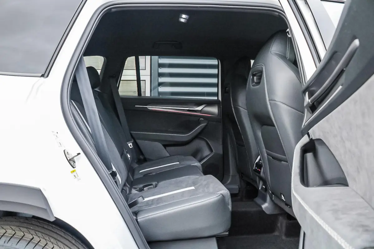 1.5 TSI 204pk PHEV Sportline Business | Trekhaak | Adaptief Onderstel | Head-up | Achterbank Verwarmd