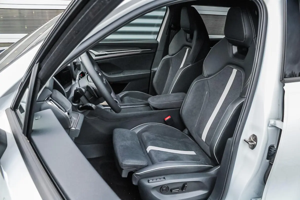 1.5 TSI 204pk PHEV Sportline Business | Trekhaak | Adaptief Onderstel | Head-up | Achterbank Verwarmd
