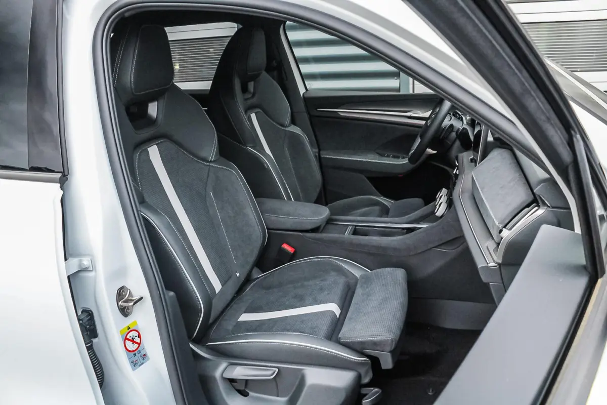 1.5 TSI 204pk PHEV Sportline Business | Trekhaak | Adaptief Onderstel | Head-up | Achterbank Verwarmd