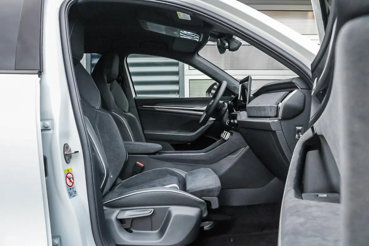 1.5 TSI 204pk PHEV Sportline Business | Trekhaak | Adaptief Onderstel | Head-up | Achterbank Verwarmd