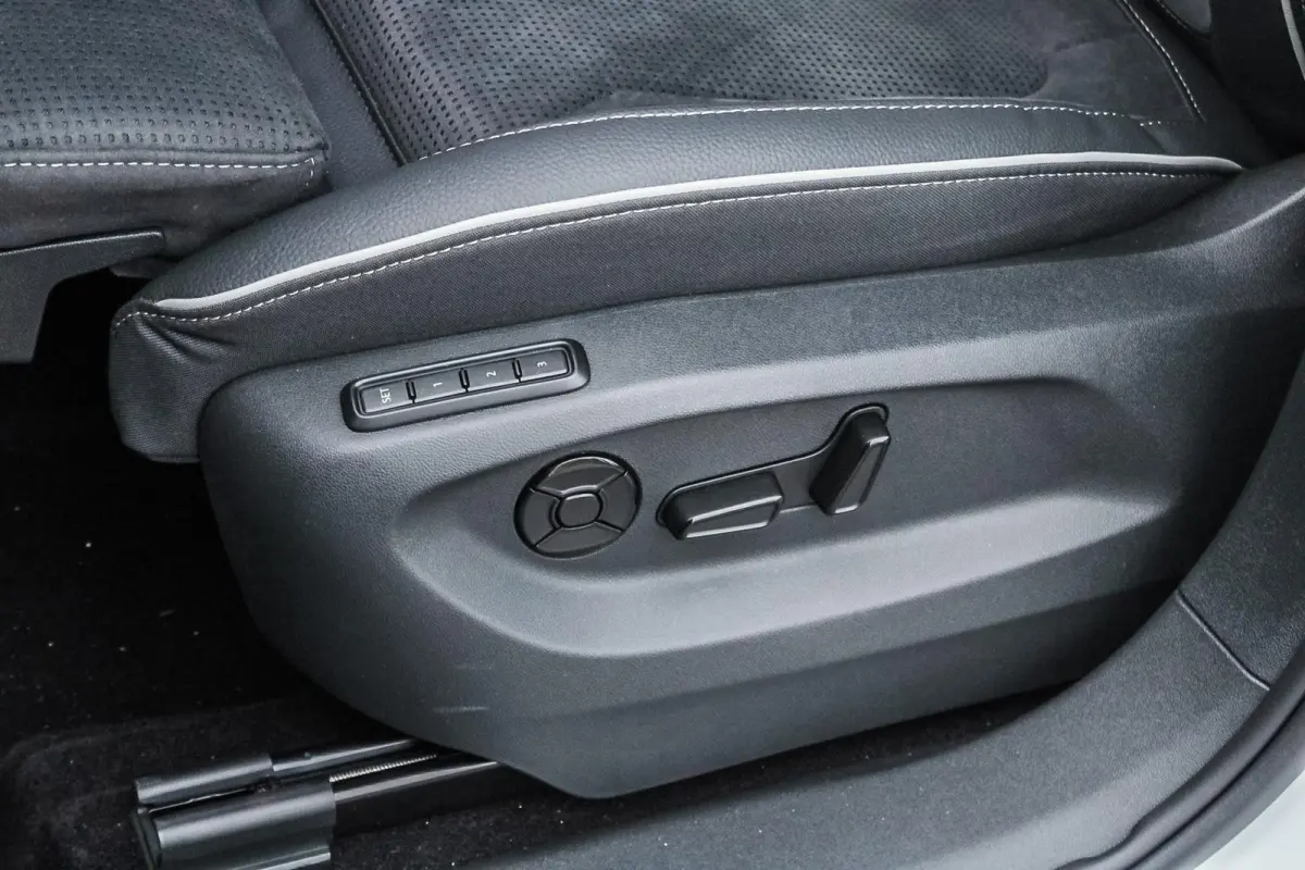 1.5 TSI 204pk PHEV Sportline Business | Trekhaak | Adaptief Onderstel | Head-up | Achterbank Verwarmd