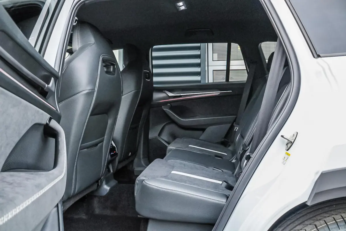 1.5 TSI 204pk PHEV Sportline Business | Trekhaak | Adaptief Onderstel | Head-up | Achterbank Verwarmd