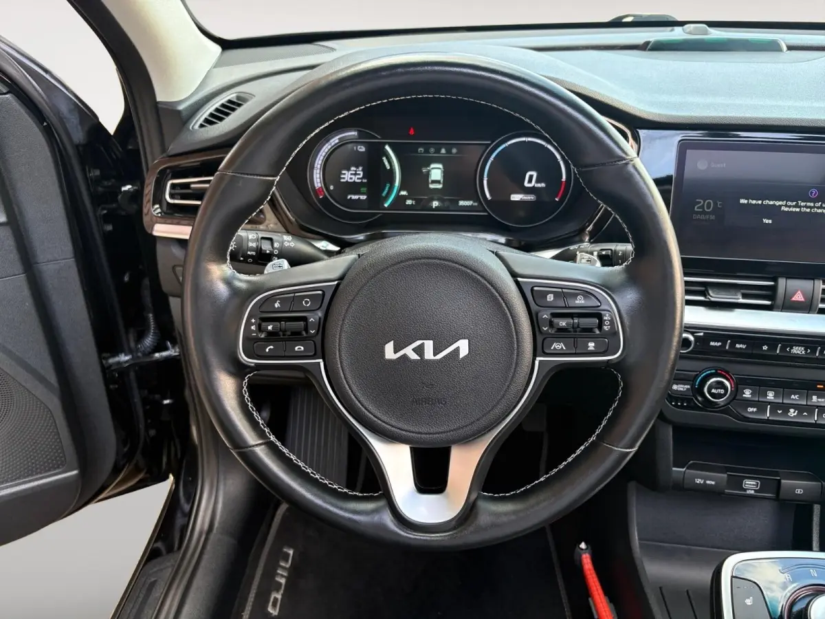 DynamicPlusLine 64 kWh | Navigatie | Panoramadak | Apple Carplay/Android Auto | Adaptieve Cruise Control | Stoel/Stuurverwarming | Lichtmetalen Velgen |