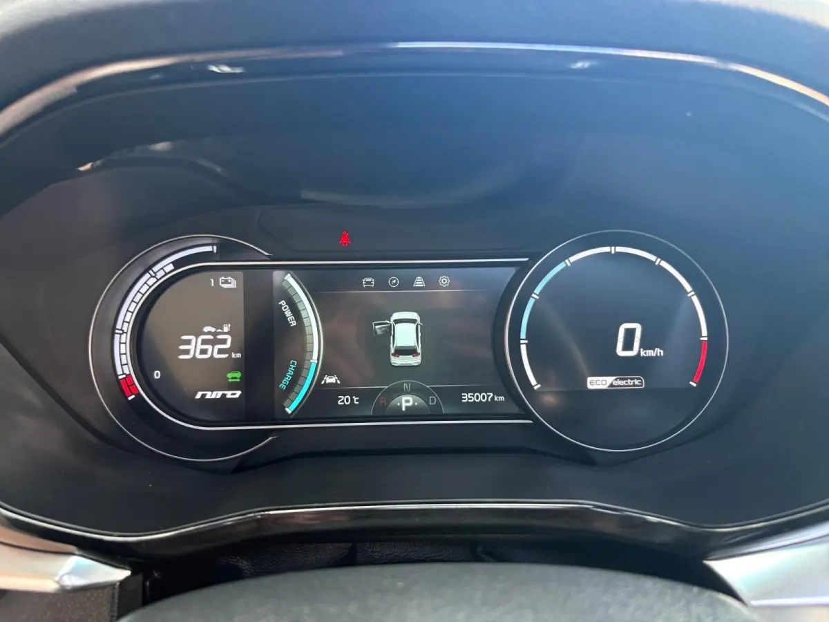DynamicPlusLine 64 kWh | Navigatie | Panoramadak | Apple Carplay/Android Auto | Adaptieve Cruise Control | Stoel/Stuurverwarming | Lichtmetalen Velgen |