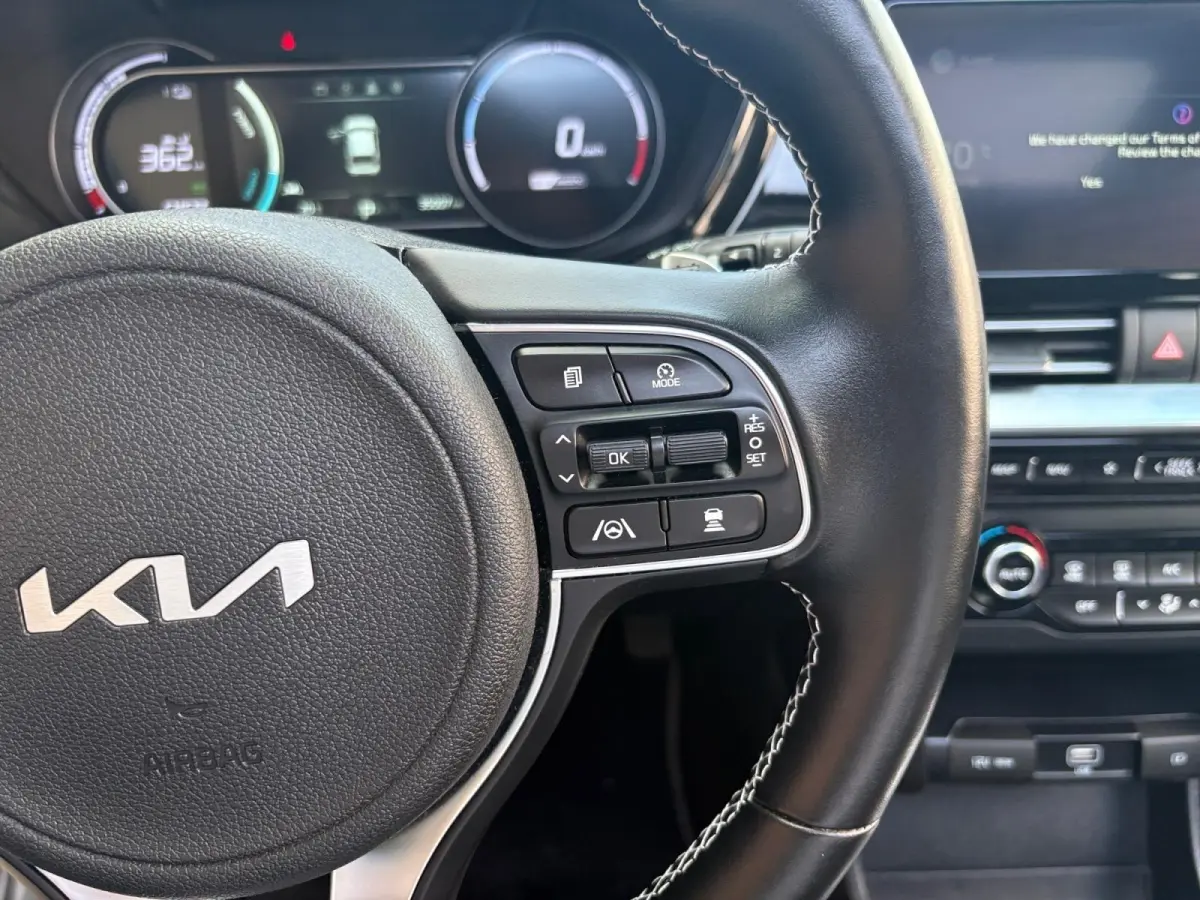 DynamicPlusLine 64 kWh | Navigatie | Panoramadak | Apple Carplay/Android Auto | Adaptieve Cruise Control | Stoel/Stuurverwarming | Lichtmetalen Velgen |