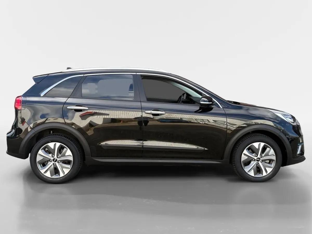 DynamicPlusLine 64 kWh | Navigatie | Panoramadak | Apple Carplay/Android Auto | Adaptieve Cruise Control | Stoel/Stuurverwarming | Lichtmetalen Velgen |