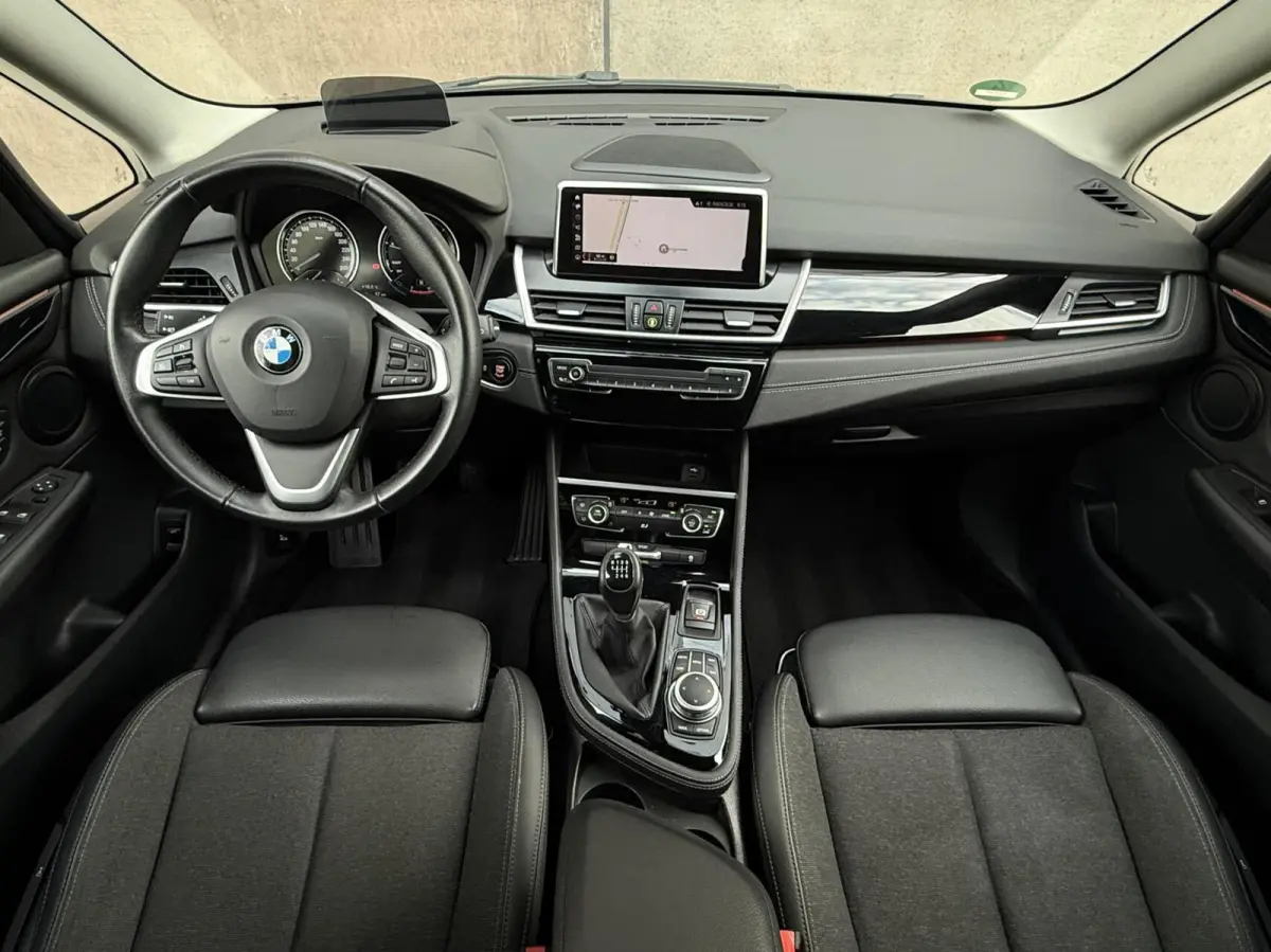 216i 7persoons Business Edition | Trekhaak | Head-UP | Cruise control | DAB+ | Elektr. Kofferklep |