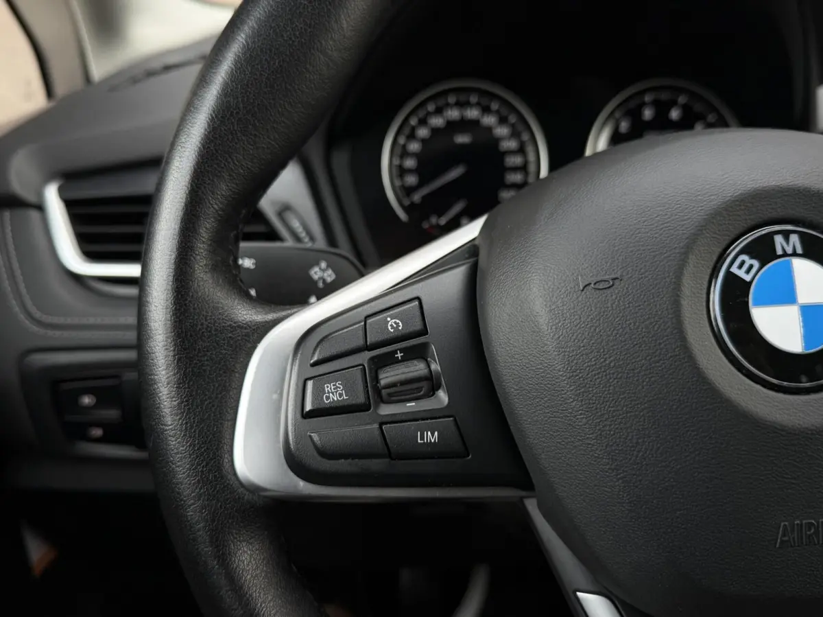 216i 7persoons Business Edition | Trekhaak | Head-UP | Cruise control | DAB+ | Elektr. Kofferklep |