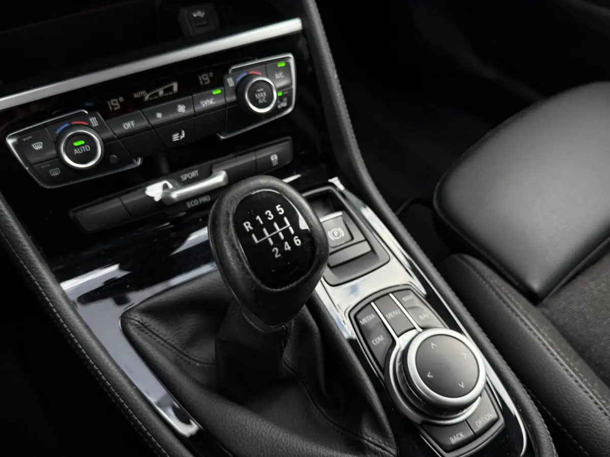 216i 7persoons Business Edition | Trekhaak | Head-UP | Cruise control | DAB+ | Elektr. Kofferklep |