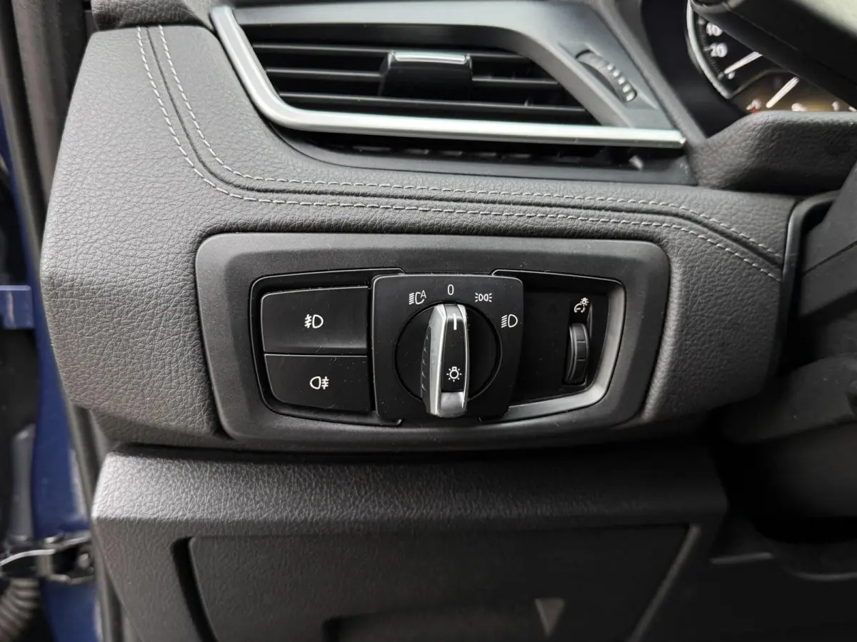 216i 7persoons Business Edition | Trekhaak | Head-UP | Cruise control | DAB+ | Elektr. Kofferklep |