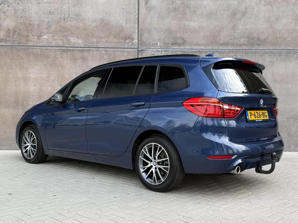216i 7persoons Business Edition | Trekhaak | Head-UP | Cruise control | DAB+ | Elektr. Kofferklep |