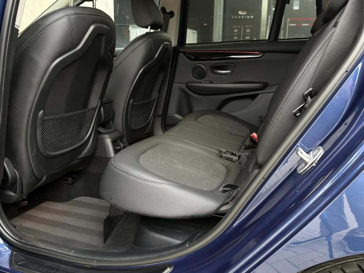 216i 7persoons Business Edition | Trekhaak | Head-UP | Cruise control | DAB+ | Elektr. Kofferklep |