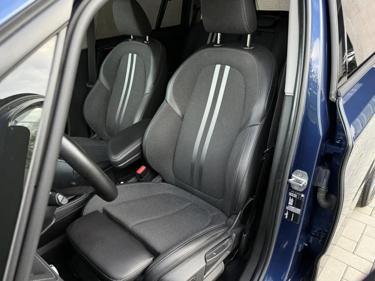 216i 7persoons Business Edition | Trekhaak | Head-UP | Cruise control | DAB+ | Elektr. Kofferklep |