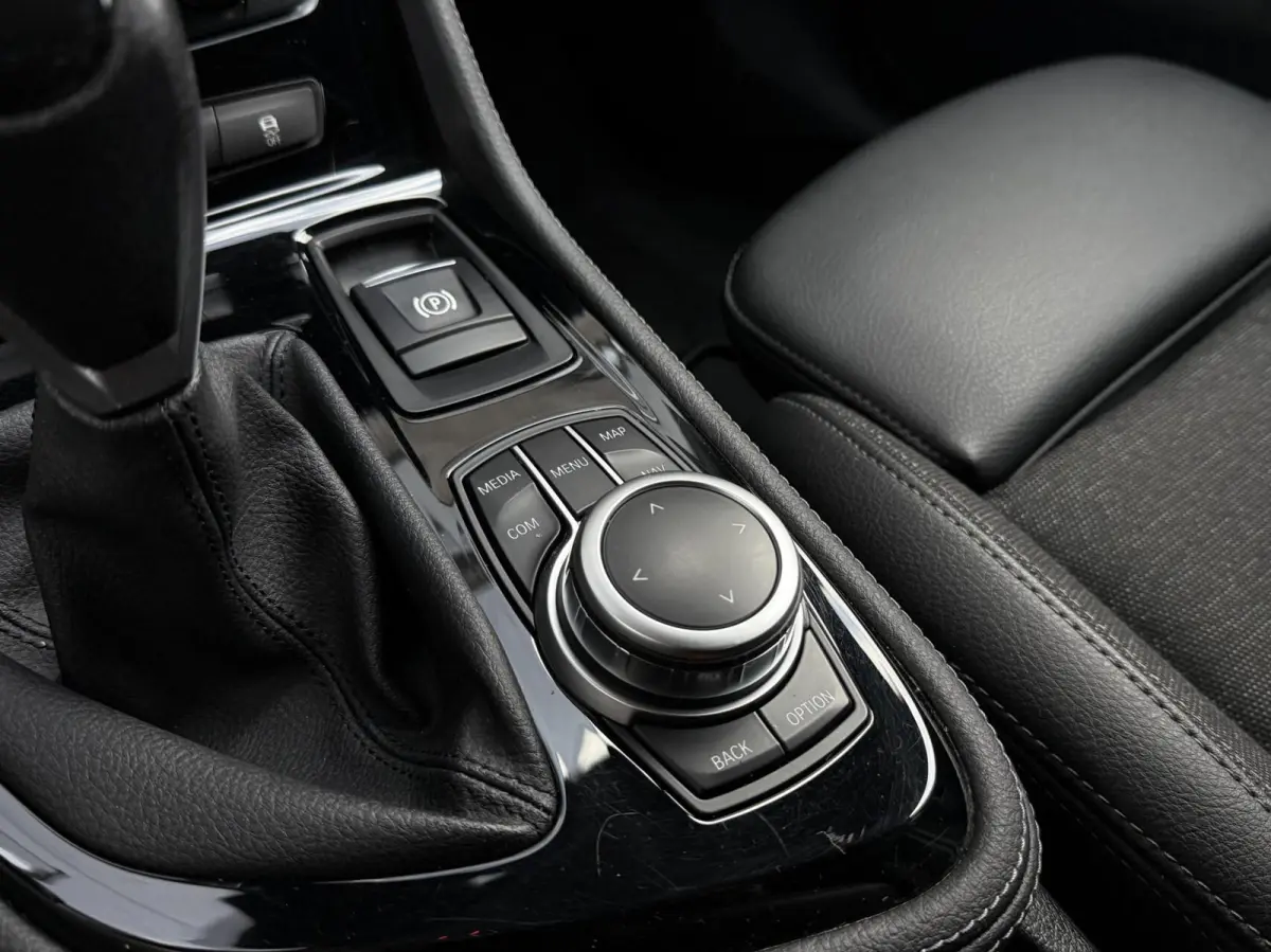216i 7persoons Business Edition | Trekhaak | Head-UP | Cruise control | DAB+ | Elektr. Kofferklep |
