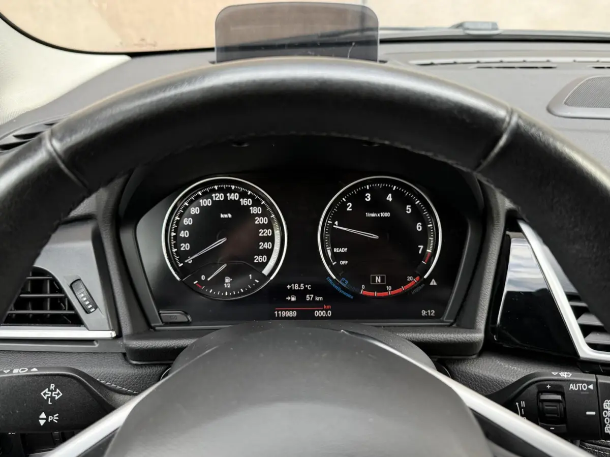 216i 7persoons Business Edition | Trekhaak | Head-UP | Cruise control | DAB+ | Elektr. Kofferklep |