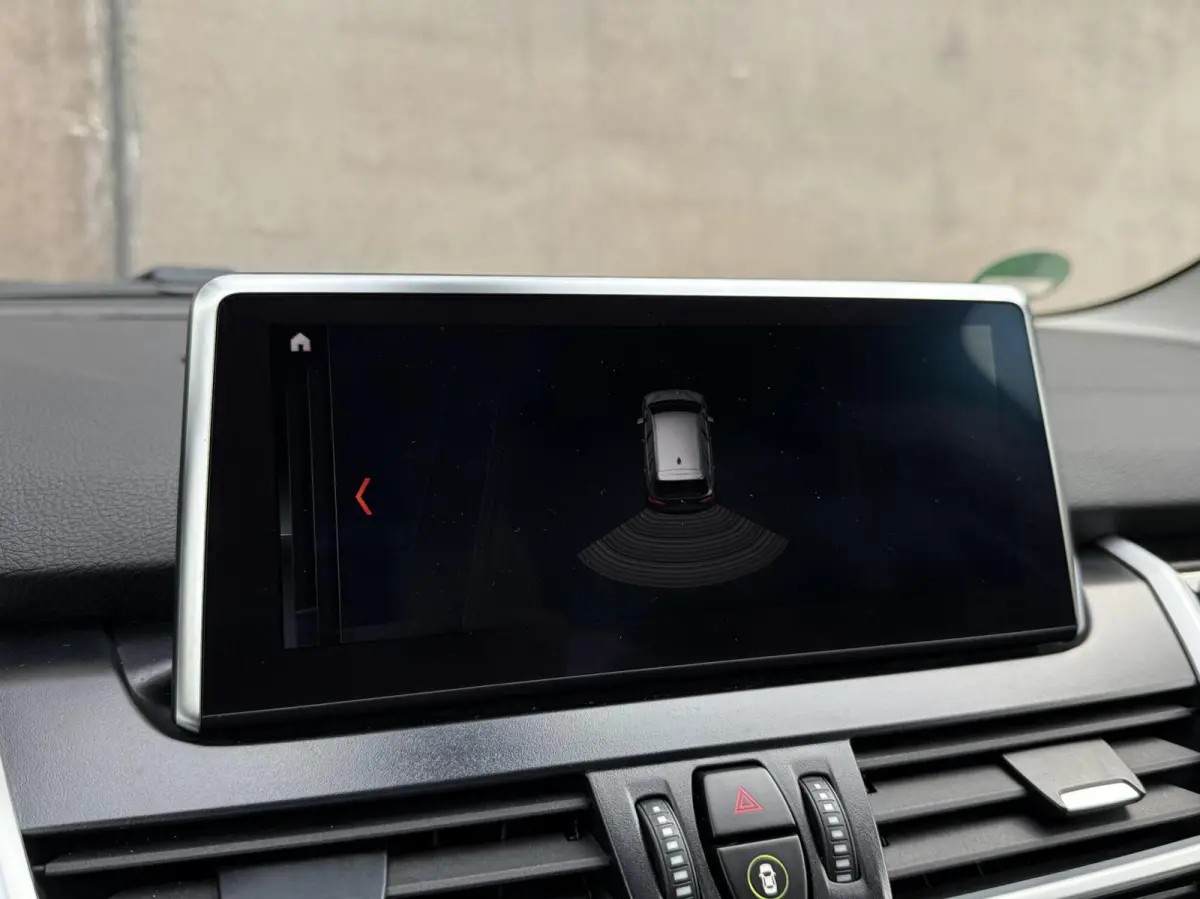 216i 7persoons Business Edition | Trekhaak | Head-UP | Cruise control | DAB+ | Elektr. Kofferklep |