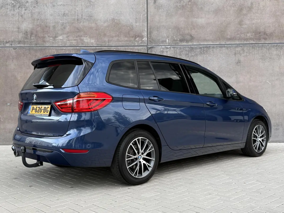 216i 7persoons Business Edition | Trekhaak | Head-UP | Cruise control | DAB+ | Elektr. Kofferklep |
