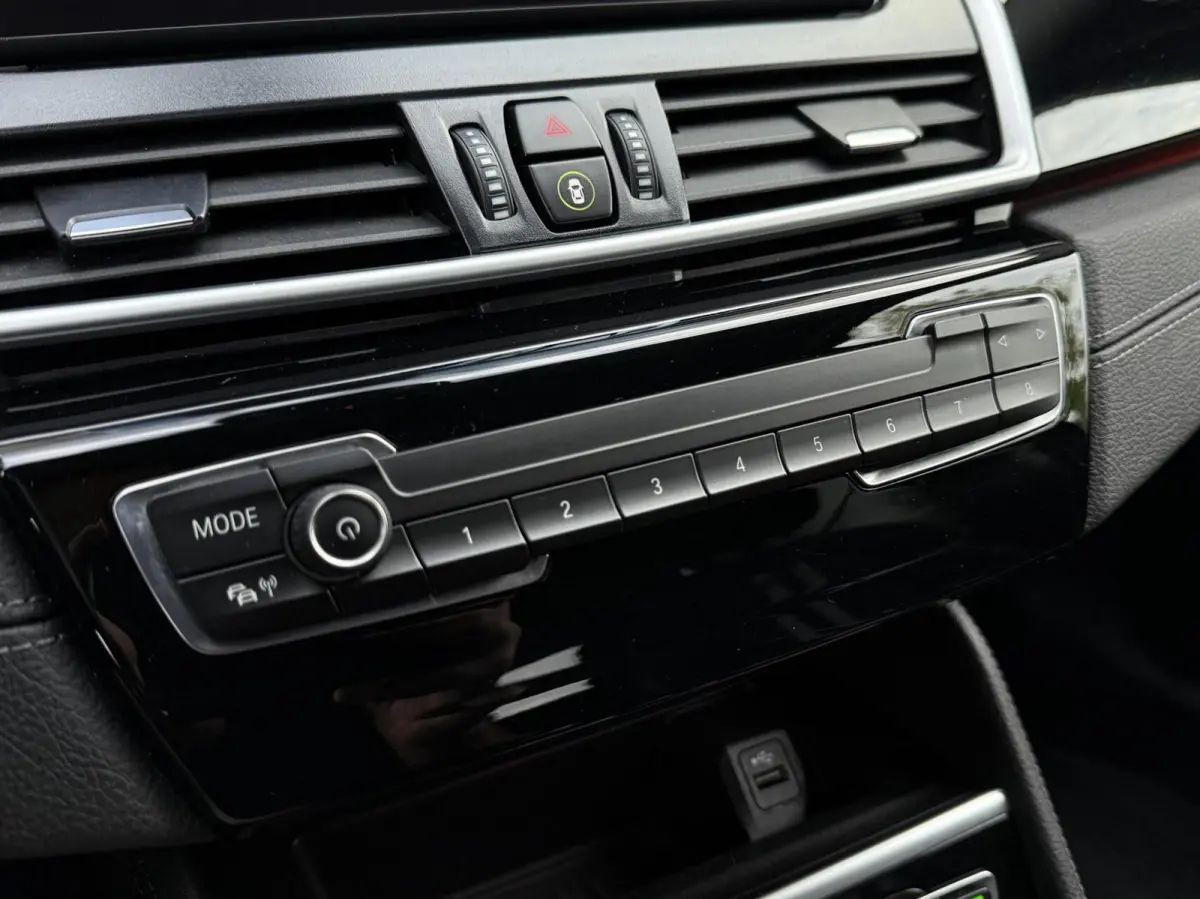 216i 7persoons Business Edition | Trekhaak | Head-UP | Cruise control | DAB+ | Elektr. Kofferklep |