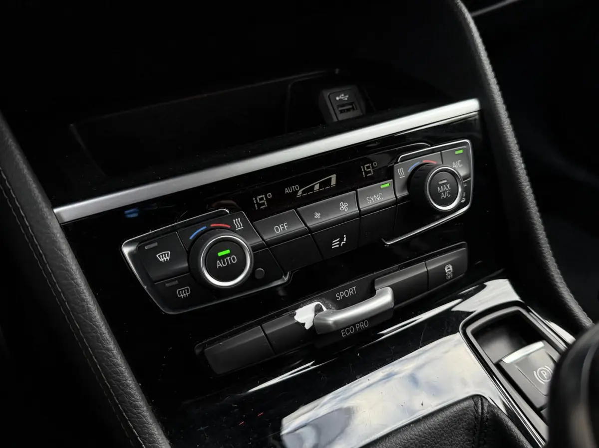 216i 7persoons Business Edition | Trekhaak | Head-UP | Cruise control | DAB+ | Elektr. Kofferklep |