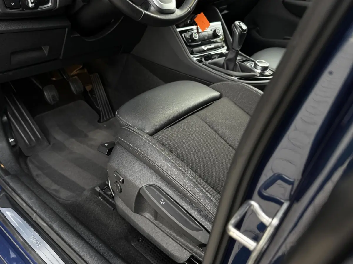 216i 7persoons Business Edition | Trekhaak | Head-UP | Cruise control | DAB+ | Elektr. Kofferklep |