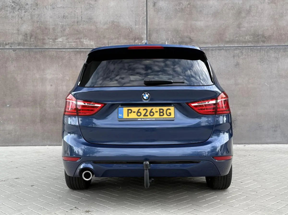 216i 7persoons Business Edition | Trekhaak | Head-UP | Cruise control | DAB+ | Elektr. Kofferklep |