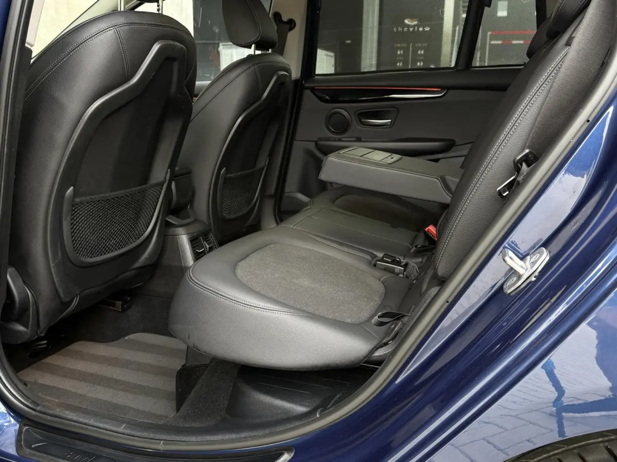 216i 7persoons Business Edition | Trekhaak | Head-UP | Cruise control | DAB+ | Elektr. Kofferklep |