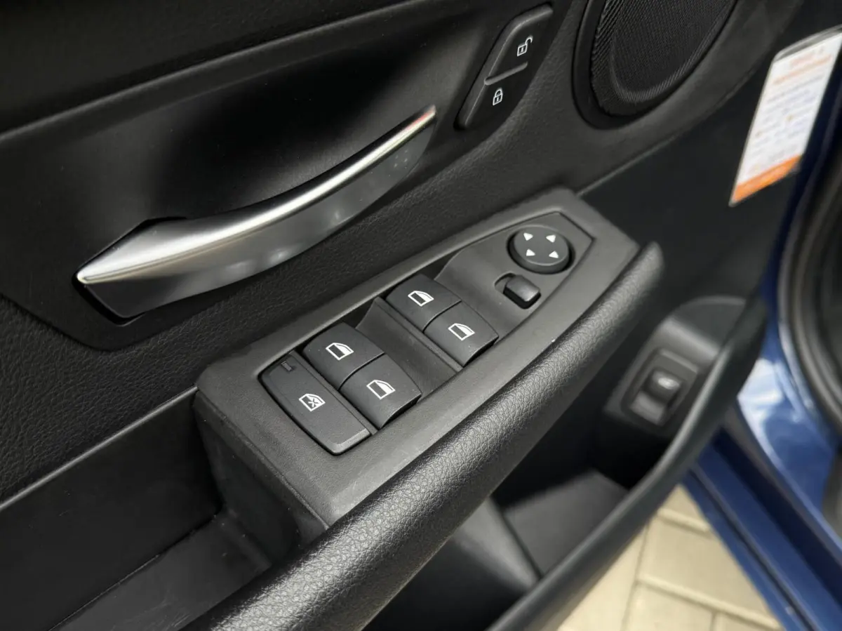 216i 7persoons Business Edition | Trekhaak | Head-UP | Cruise control | DAB+ | Elektr. Kofferklep |